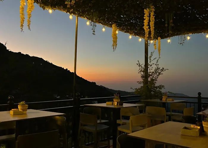 Two Flowers Hotel